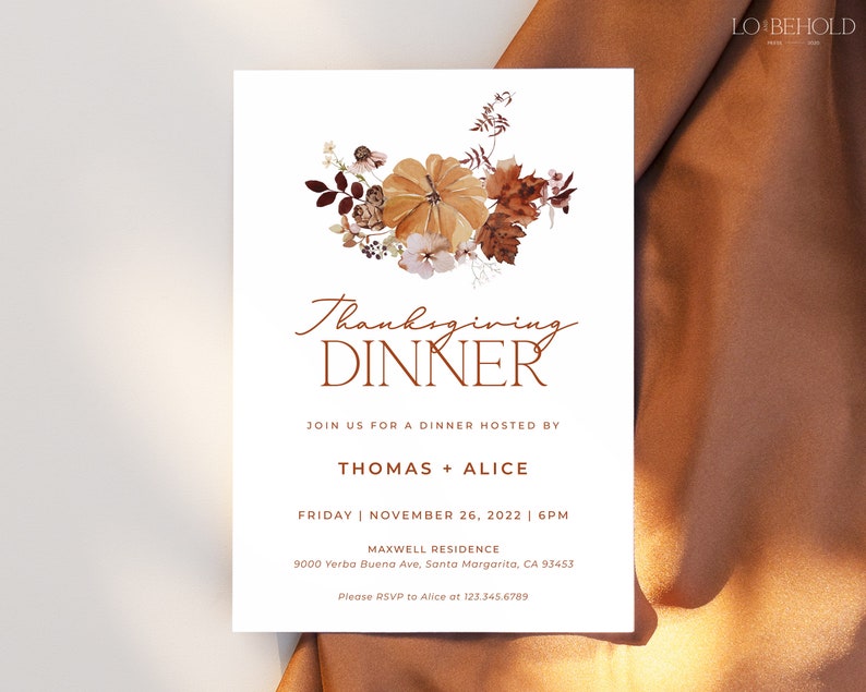 Op de afbeelding: Thanksgiving Dinner uitnodiging met een aquarel bloemstuk met een pompoen en herfstbladeren. De uitnodiging bevat de tekst "Thanksgiving Dinner", namen, datum, tijd en adres.