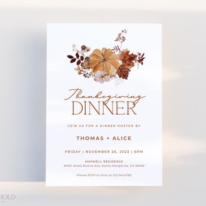 Op de afbeelding: Thanksgiving diner uitnodiging met bloemen- en pompoenontwerp. De uitnodiging bevat de tekst "Thanksgiving Dinner" in een stijlvol lettertype, samen met de namen "Thomas + Alice", datum, tijd en adres.