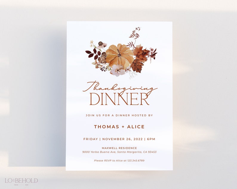 Op de afbeelding: Thanksgiving diner uitnodiging met bloemen- en pompoenontwerp. De uitnodiging bevat de tekst "Thanksgiving Dinner" in een stijlvol lettertype, samen met de namen "Thomas + Alice", datum, tijd en adres.