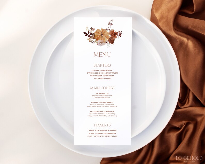 Op de afbeelding: Een witte menukaart met een herfstthema bloemenontwerp in tinten oranje, bruin en wit. Het menu bevat een selectie van voorgerechten, hoofdgerechten en desserts. De tekst op de menukaart luidt: "MENU, STARTERS, CHILLED JUMBO SHRIMP, CARAMELIZED ONION & BRIETARTLETS, PETIT CHICKEN COOCH BLEU, FIELD GREEN SALAD, MAIN COURSE, SALMON FILLET, STUFFED CHICKEN BREAST, BOASTED FORK TENDERLOIN, DESSERTS, CHOCOLATE FONDUE WITH PRETZEL, BISCOTTI & FESTRAWBER, FRUIT PLATTER WITH HONEY YOGURT, LO BEHOLD."