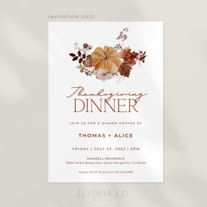 Op de afbeelding: Thanksgiving diner uitnodiging (5x7) met een aquarel bloemstuk met een pompoen en herfstbladeren. De uitnodiging bevat de tekst "Thanksgiving Dinner" en details voor het evenement georganiseerd door Thomas en Alice.