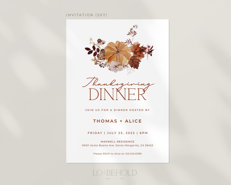 Op de afbeelding: Thanksgiving diner uitnodiging (5x7) met een aquarel bloemstuk met een pompoen en herfstbladeren. De uitnodiging bevat de tekst "Thanksgiving Dinner" en details voor het evenement georganiseerd door Thomas en Alice.