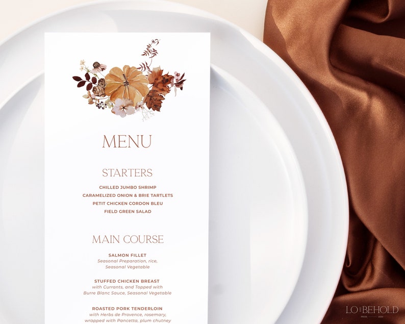 Op de afbeelding: Een herfstmenu met een aquarel-illustratie van pompoenen, bladeren en bessen. Het menu bevat voorgerechten en hoofdgerechten, waaronder gechilled jumbo garnalen, gekarameliseerde ui en brie-taartjes, petit chicken cordon bleu, veldsla, zalmfilet, gevulde kipfilet en geroosterde varkenshaas.