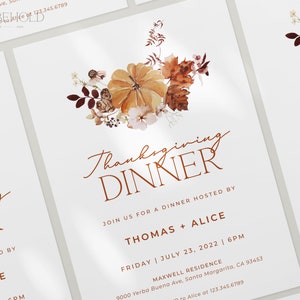 Op de afbeelding: Thanksgiving diner uitnodigingen met een bloemig pompoenontwerp. De uitnodigingen bevatten een aquarel illustratie van een pompoen en herfstbladeren in tinten oranje, bruin en cr&egrave;me. Tekst bevat de woorden "Thanksgiving Dinner" en evenement details.