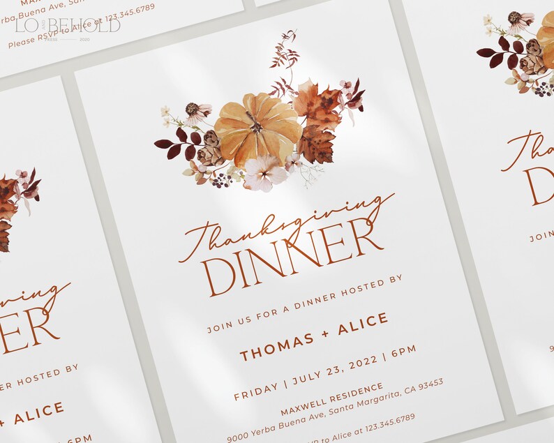 Op de afbeelding: Thanksgiving diner uitnodigingen met een bloemig pompoenontwerp. De uitnodigingen bevatten een aquarel illustratie van een pompoen en herfstbladeren in tinten oranje, bruin en cr&egrave;me. Tekst bevat de woorden "Thanksgiving Dinner" en evenement details.