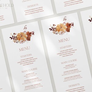 Op de afbeelding: Een huwelijksmenu met een herfstthema. Het menu heeft een bloemmotief met pompoenen, bladeren en bessen in tinten oranje, bruin en rood. Het menu bevat voorgerechten, hoofdgerecht en desserts. De tekst op het menu staat in een bruin lettertype.