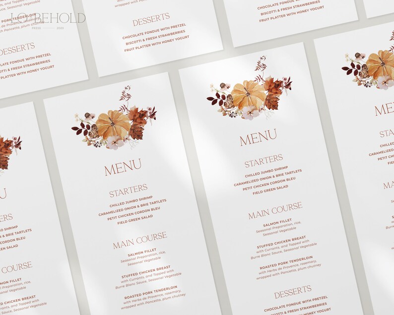 Op de afbeelding: Een huwelijksmenu met een herfstthema. Het menu heeft een bloemmotief met pompoenen, bladeren en bessen in tinten oranje, bruin en rood. Het menu bevat voorgerechten, hoofdgerecht en desserts. De tekst op het menu staat in een bruin lettertype.