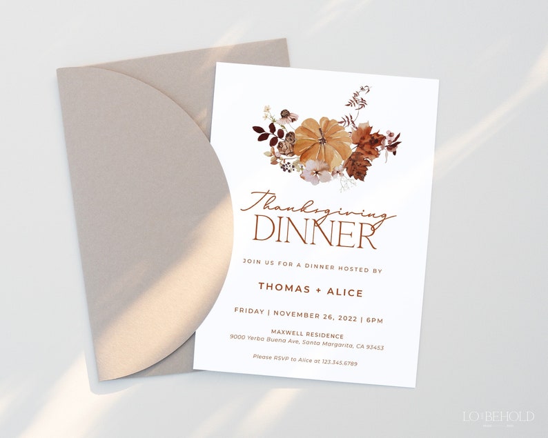 Op de afbeelding: Thanksgiving diner uitnodiging met een bloemenpompoen ontwerp in tinten bruin, oranje en beige. De uitnodiging bevat de tekst "Thanksgiving Dinner" en evenementdetails. Een bijpassende beige envelop is inbegrepen.