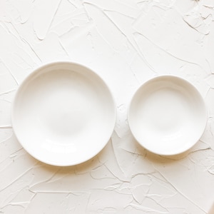 Set von 2 weißen Nesting Keramik Geschirr für Fotografie Flachlagen und Requisiten Bild 1