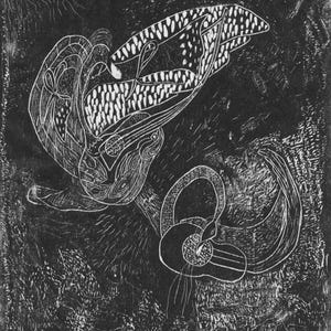 Puede incluir: Un grabado en linóleo en blanco y negro que presenta formas orgánicas abstractas y dos instrumentos de cuerda similares a guitarras. La composición utiliza líneas blancas texturizadas sobre un fondo oscuro, con caracteres japoneses en la esquina inferior izquierda.
