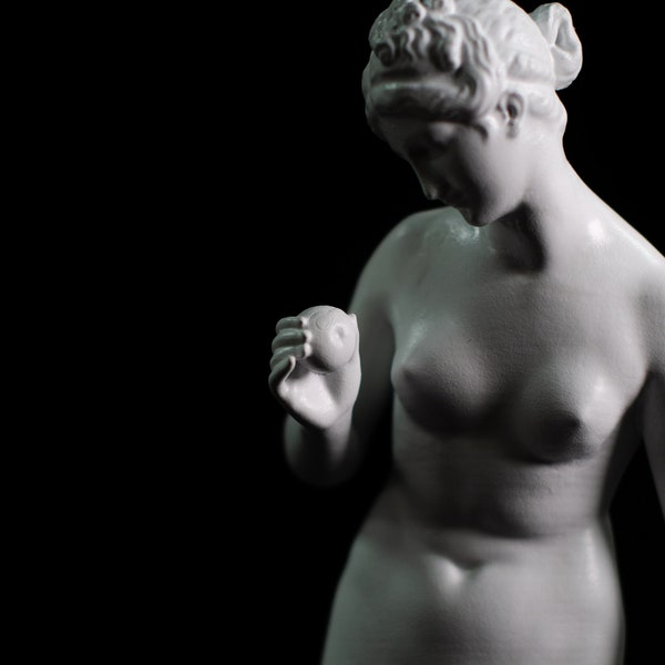 Venus mit dem Apfel, römische Statue, Frauenstatue, griechische Statuenfrau, Venusstatue