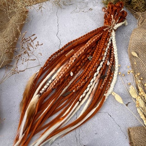 Extensiones de rastas sintéticas color rojo natural con detalles en blanco/ crochet, extremos dobles ligeros/extremos simples con joyería estilo boho