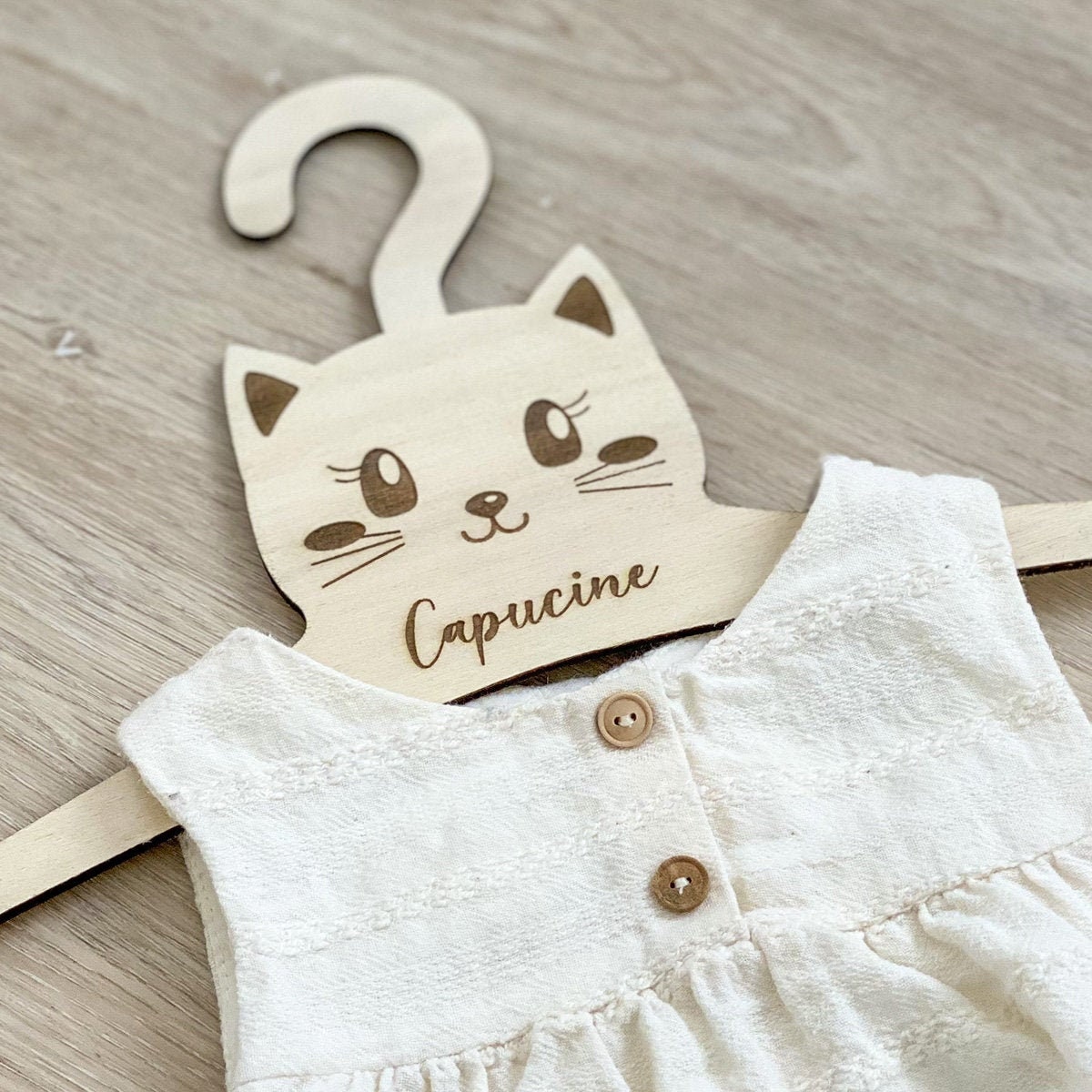 Cintre en Bois Pour Bébé Chat