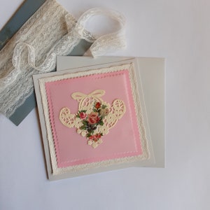 fête des mères,et des grands-mères,carte de voeux,anniversaires,mariage,décorée de dentelles anciennes et chromo ancien fleurs