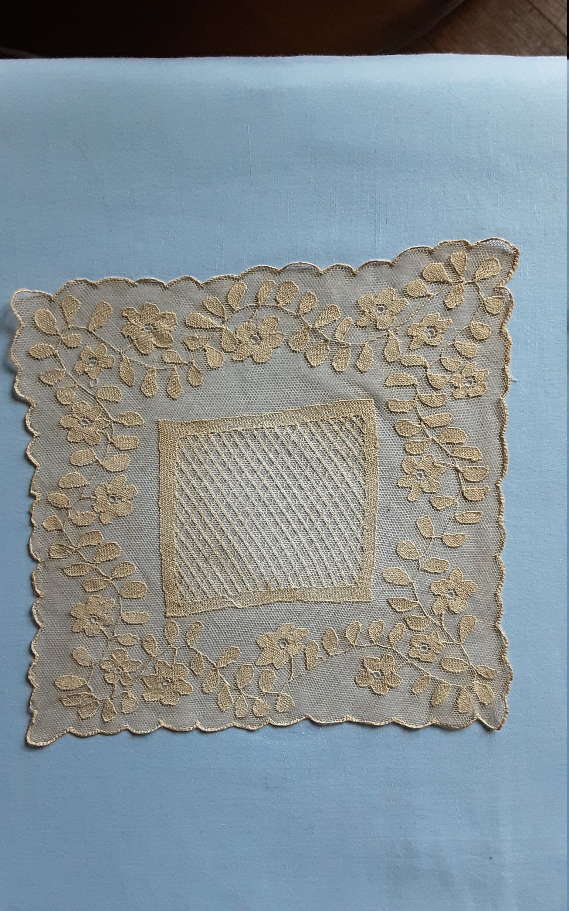 Napperon Broderies Fleurs et Feuilles sur Tulle