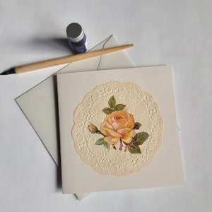 carte de voeux , anniversaire ou fêtes, roses sur papier vintage  découpé