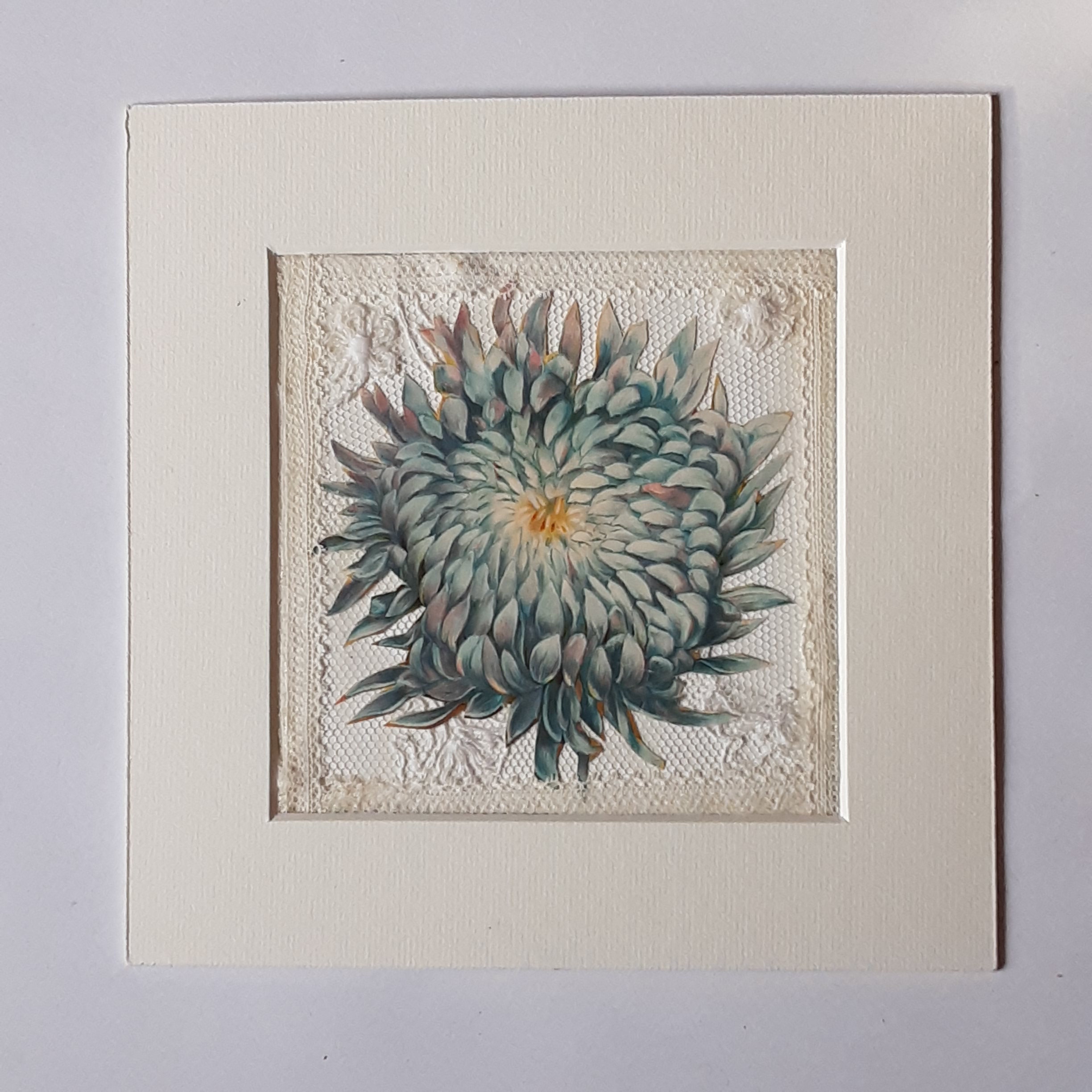 Composition Chromo Fleur Bleue Vintage sur Fond de Dentelles Anciennes, Anniversaire, Fête, Évènemen