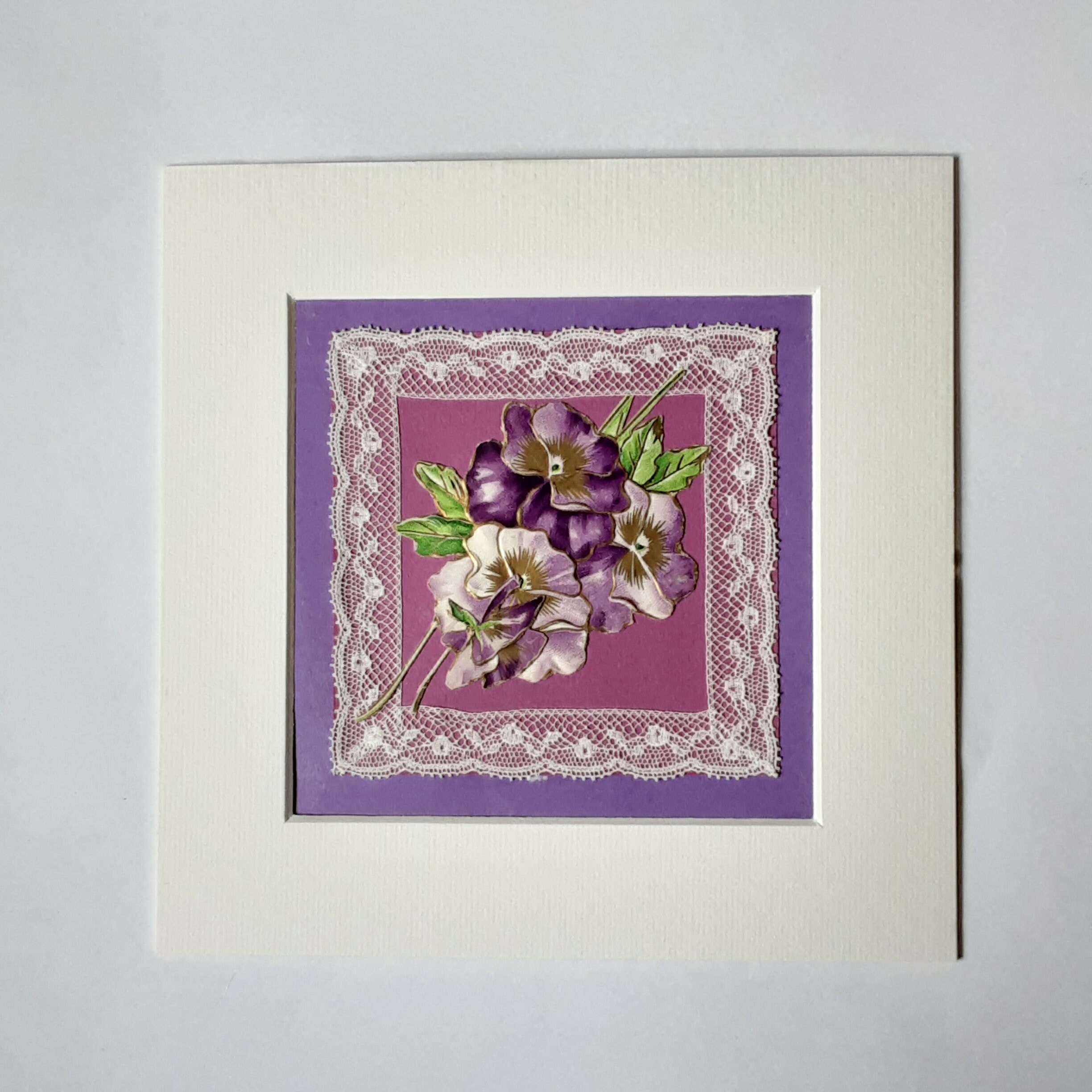 Dentelles Anciennes et Chromo Bouquet de Pensées Vintage, Composition à Encadrer