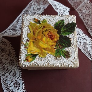 Dia de la Madre..abuelas..caja de carton, puntilla y cromo antiguo, pequeño obsequio, presentacion de pequeñas joyas.
