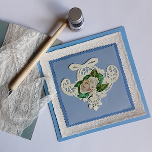 carte de voeux, anniversaires et fêtes, carte double décorée de papier découpé, de dentelles et chromo fleurs vintage