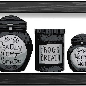 Pode incluir: Três frascos de vidro preto com rótulos. O primeiro frasco diz "Deadly Nightshade", o segundo frasco diz "Frog's Breath" e o terceiro frasco diz "Worm's Wort".