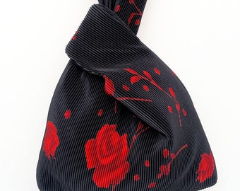 Floral japanische Knotentasche, Handgelenk oder Handclutch aus elegantem plissiertem Stoff