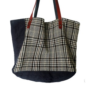 Minimalistische bekleding draagtas, hand shopper schoudertas. Uniek handgemaakt stuk.