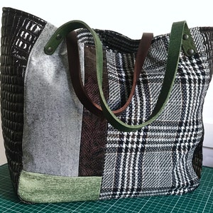 Schoudertas met patchworkbekleding, leren handvatten en ritssluiting - Moeiteloze elegantie voor elke dag.