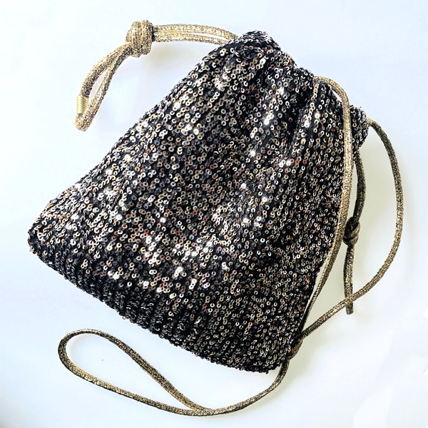 Pochette dorée Bon bon, petit sac seau à bandoulière. Se porte au poignet, à la main, à l'épaule ou en bandoulière. Pièce unique faite main.