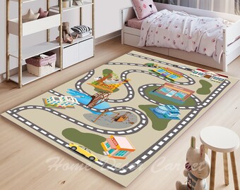 Op de afbeelding: Een beige speelkleed met een wegontwerp met verschillende gebouwen, een dierentuin en een auto. Het kleed ligt in een kinderkamer met een wit bed en een houten plank.