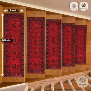 Peut inclure: Un ensemble de cinq marches d'escalier rectangulaires avec un motif complexe rouge et noir. Les marches sont appliquées sur des escaliers en bois. Une superposition graphique indique les dimensions de 22,86 cm de large et 71,12 cm de long.