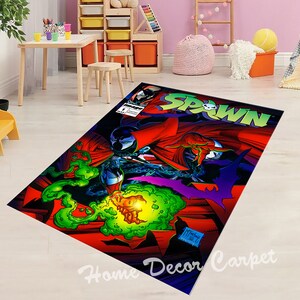 Könnte beinhalten: Ein roter, blauer und grüner Comic-Teppich mit dem Charakter Spawn. Der Teppich trägt den Titel "Spawn" und die Nummer der Ausgabe "1". Der Teppich ist eine großartige Ergänzung für jedes Comic-Fan-Heim.