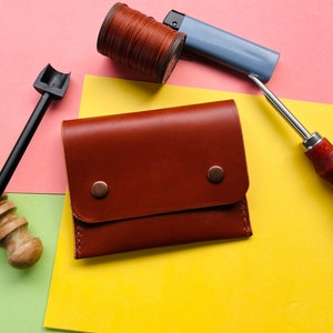 The Workman Wallet - Cartera minimalista de cuero curtido vegetal y regalo excelente para llevar todos los días 110 mm x 90 mm