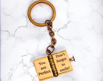 Gepersonaliseerde roestvrijstalen notitieboeksleutelhanger Mini op maat gegraveerd memoboek met 6 pagina's| Cadeau voor hem en haar|Moederdag|Jubileum