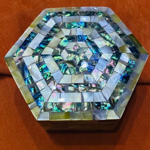 einzigartige Geschenkbox , Schmuckschatulle mit Perlmutt und blauen Paua Muscheln aus Buchenholz in Handarbeit in Ägypten hergestellt