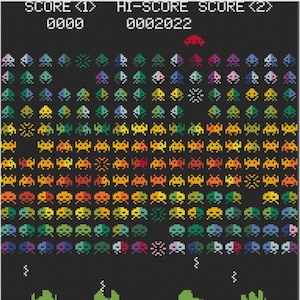 Könnte beinhalten: Ein Retro-Videospielbildschirm mit schwarzem Hintergrund und einem Regenbogen aus außerirdischen Invasoren. Der Text "SCORE <1> 0000 HI-SCORE 0002022 SCORE <2>" wird oben auf dem Bildschirm angezeigt.