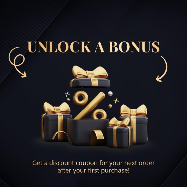 Op de afbeelding: Een promotionele afbeelding met de tekst "UNLOCK A BONUS" in goud. De afbeelding toont zwarte geschenkdozen met gouden strikken, een gouden procentteken en decoratieve elementen op een donkere achtergrond.