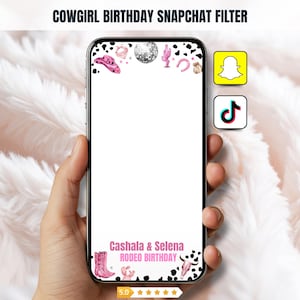 Peut inclure: Un smartphone affiche un filtre Snapchat sur le thème des cowgirls. Le filtre comprend un chapeau de cow-boy rose, une boule disco, un cactus et un fer à cheval. Le texte "COWGIRL BIRTHDAY SNAPCHAT FILTER" est en haut. Le filtre comprend également le texte "Cashala & Selena RODEO BIRTHDAY".