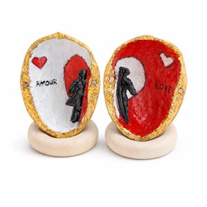 Miniatura artesanal en cáscara de nuez: pareja enamorada minimalista hecha a mano. Decoración única, regalo entrañable.