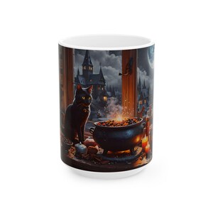 Puede incluir: Un gato negro se sienta junto a un caldero lleno de ingredientes burbujeantes. El caldero está sobre una mesa de madera con velas y otros objetos mágicos. La escena se desarrolla en una habitación oscura y gótica con una ventana que da a una ciudad.