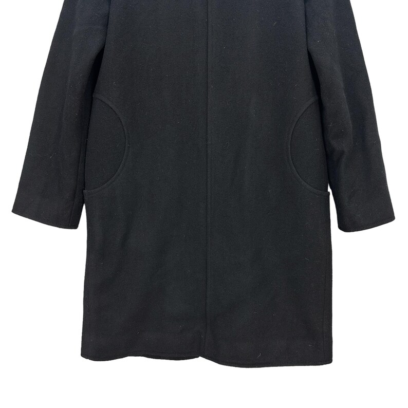 Peut inclure: Un manteau noir au design classique. Le manteau pr&eacute;sente une coupe mi-longue, des manches trois-quarts et deux poches arrondies. Le manteau est fait d'une mati&egrave;re noire &eacute;paisse et unie.