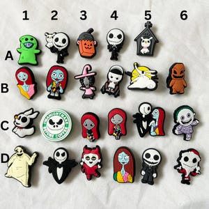 Könnte beinhalten: Ein Set mit 36 Schuh-Anhängern zum Thema Nightmare Before Christmas. Die Anhänger zeigen verschiedene Charaktere aus dem Film, darunter Jack Skellington, Sally und Zero. Die Anhänger sind aus verschiedenen Materialien gefertigt, darunter Kunststoff, Metall und Stoff.