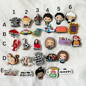 Peut inclure: Un ensemble de 20 breloques colorées pour chaussures représentant des personnages et des phrases de la série télévisée populaire Friends. Les breloques comprennent une dinde, une tasse à café, un canapé, un logo 'Central Perk' et les mots 'How You Doin!' et 'I'll Be There For You'.