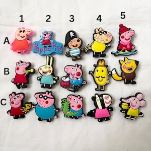 Puede incluir: Conjunto de 15 amuletos de zapatos de personajes de dibujos animados coloridos con personajes del popular programa infantil Peppa Pig. Los amuletos están hechos de plástico duradero y presentan una variedad de personajes, incluyendo Peppa Pig, George Pig, Daddy Pig, Mummy Pig y Grandpa Pig.