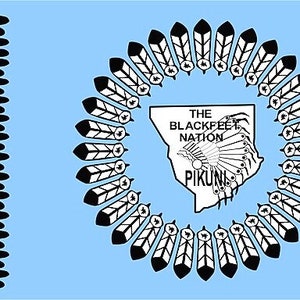 Puede incluir: Una bandera azul claro con un contorno blanco del estado de Montana. Dentro del contorno está el texto "The Blackfeet Nation" y "Pikuni". Un círculo de plumas blancas y negras rodea el contorno del estado.