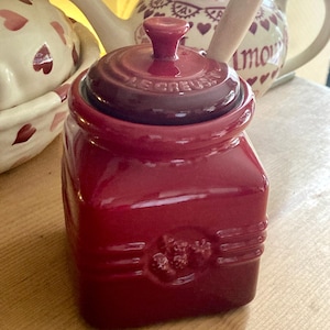 Seltenes Le Creuset Marmeladenglas Set - Cerise Steinzeug, Deckel & Spatel Vorratsdose