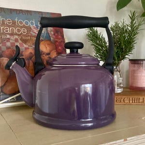 Vintage Le Creuset Cassis Wasserkocher • Lila Emaille Pfeifen Teekessel • Französische Cottagecore Küche Dekor • Seltene Farbe eingestellt 2.1L