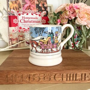 Taza de 250 ml con diseño de Emma Bridgewater: Escena invernal con un tejón en un trineo / Objeto de colección navideño vintage con temática de bosque