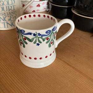 Emma Bridgewater Christmas Mistle Mug - Limitierte Edition 2024, handgesponnene Keramik, seltenes festliches Sammlerstück - englische Sponge Ware