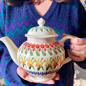 Emma Bridgewater NGS Vårblomstertekanna • 2009 Välgörenhetsdesign • Druvhyacint, tulpan, påsklilja och julros • Sällsynt stor 4-koppars tekanna